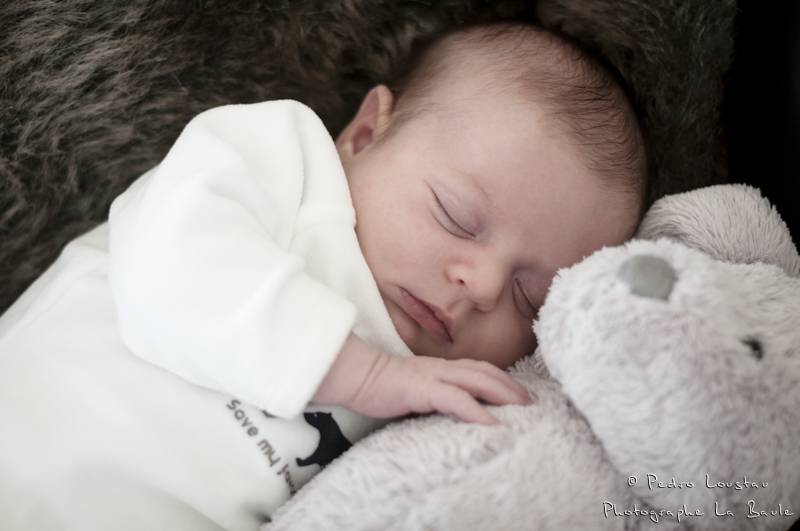 portrait d'un bébé qui dort sur sa peluche-photographe-la-baule-pedro-loustau