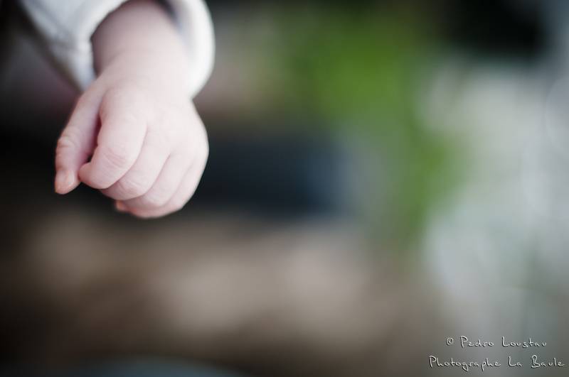 main de bébé-photographe-la-baule-pedro-loustau