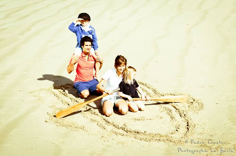 famille qui joue aux marins sur la plage-photographe-la-baule-nantes-pedro-loustau-