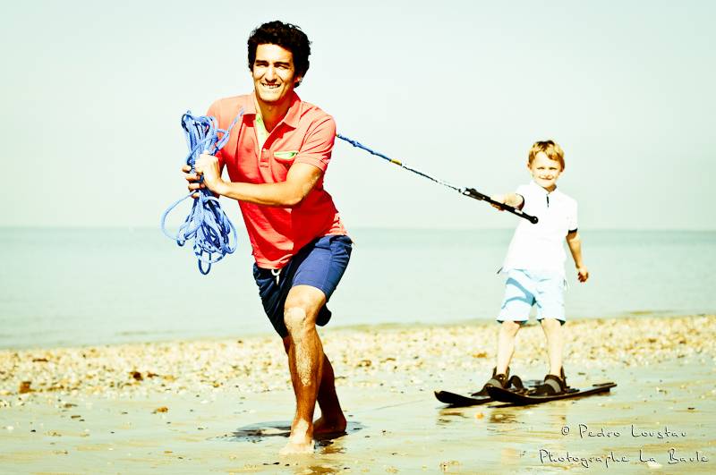 garçon qui fait du ski nautique sur la plage avec son papa-photographe-la-baule-nantes-pedro-loustau-