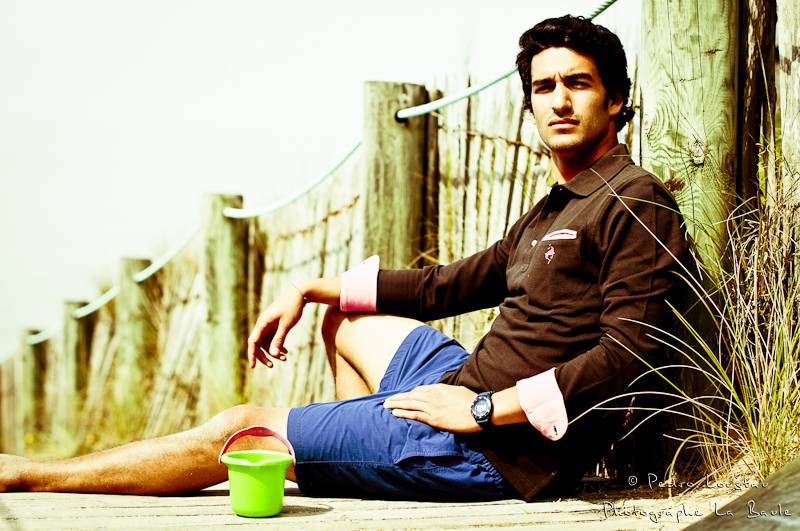 jeune homme assis sur la plage-photographe-la-baule-nantes-pedro-loustau-