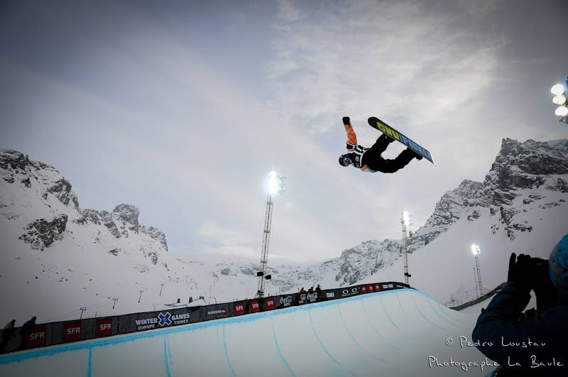 homme qui vole en snowboard au x-games photographe la baule nantes pedro loustau