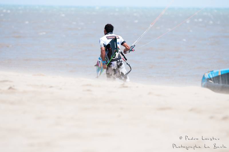 difficile de marcher sur la plageyouri qui sort de l'eaurasta rideur-photographe la baule- photographe nantes- Leucate-mondial du vent-kitesurf