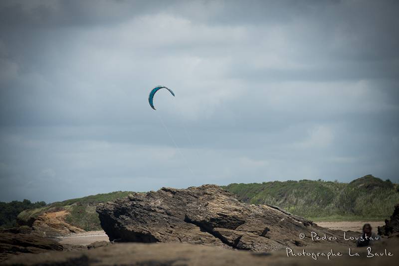 kitesurf on the rock! - pedro loustau - photographe la baule nantes