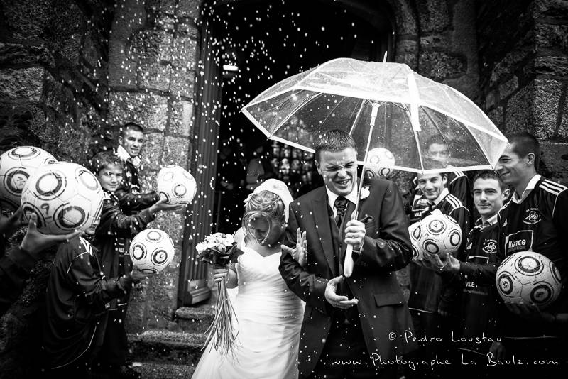 sortie sous la pluie -©pedro loustau 2012- photographe la baule nantes guérande -mariage-