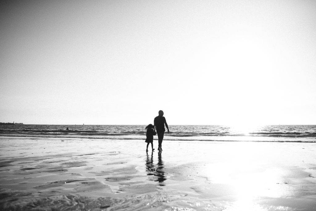 walking on the beach - photographe la baule
