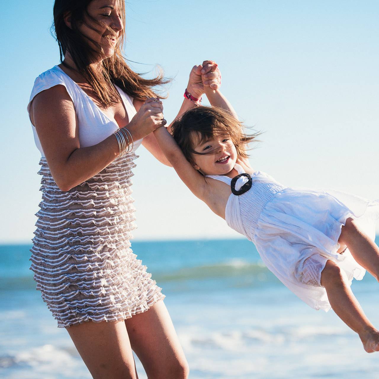 mere et fille lors du'ne séance photo de famille sur la plage de La Baule - photographe la baule