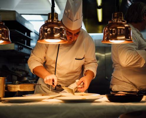 derniers préparatifs en cuisine - photographe la baule