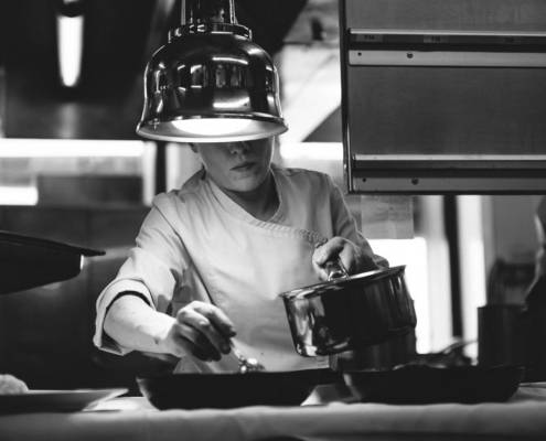 cuisiner en noir et blanc - photographe la baule