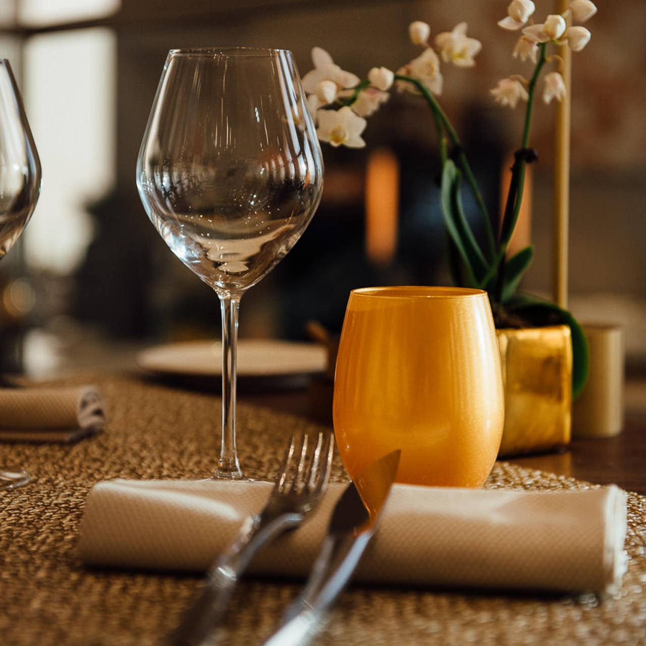 gros plan sur une table de restaurant - photographe la baule