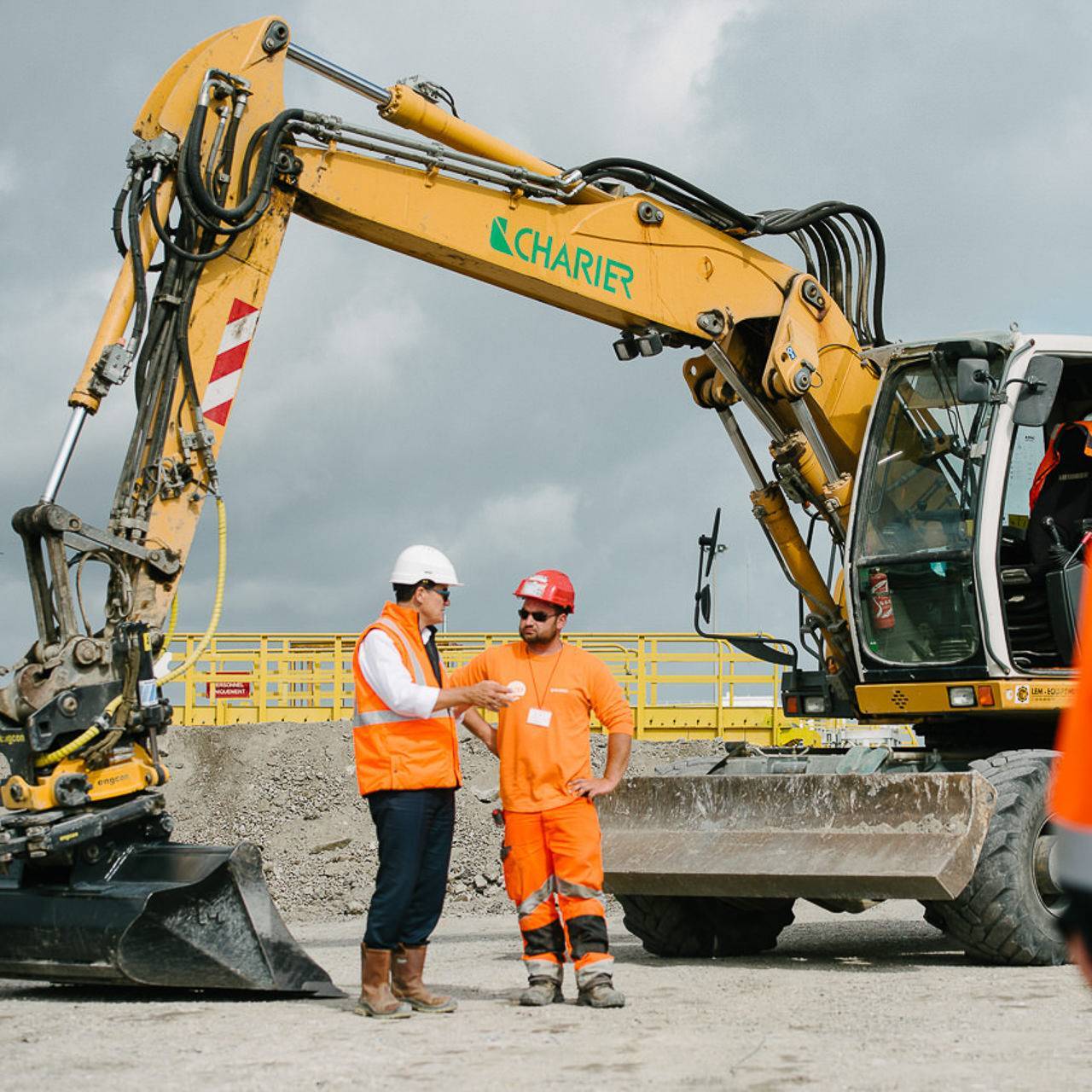 photographie d'ouvriers à coté d'une pelleteuse sur un chantier - photographe la baule