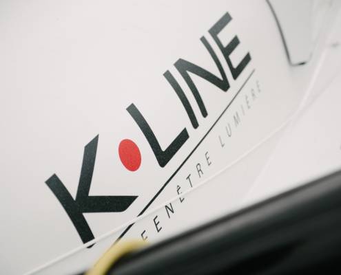 Logo KLine sur la coque d'un bateau