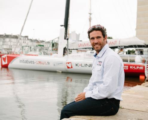 Tanguy De Lamotte devant son bateau KLine - photographe la baule